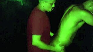 Brazilski amaterski gej štud je pasiven prvič v skupinskem seksu na prostem