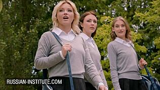 Alyssa Reece ile ev partisinde tıraşlı minik esmer 18+ üçlüsü bayıldım