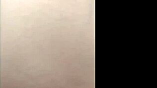 Тетовирана милф добија тврдо на канцеларијском столу