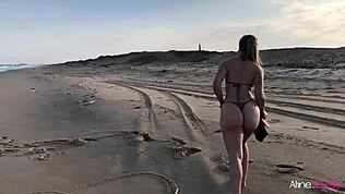 金发妹子在海滩上和粉丝野战，超疯狂！