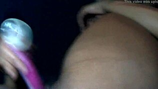 Văd cum squirtă din pizda mea udă neagră cu jucării