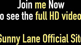 Sunny Lane își scutură fundul afară