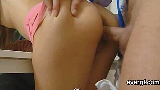 欠债男友让猥琐朋友狠干前女友换现金