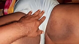 Mi padrastro acaricia mi coñito gordo con tanto cariño.