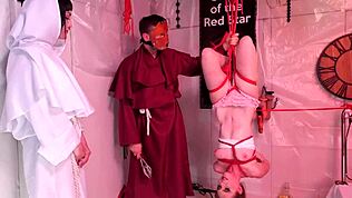 Эй, смотри, как покорная скачет на хуе с аналом, фетишем и жёстким бондажом