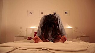 Žena varaš moža v službi za ogromen orgazem