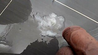 Vietnamlı Gay Adam Banyoda Yalnız Otuz Çekiyor