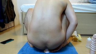 Drzno analno jebanje riti z dildom, sesanje igrač do intenzivnega orgazma s curkom