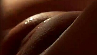 면도한 보지에 크림파이, 누가 청소해?