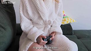 继妹全力以赴赢得最佳阿黑颜比赛，油光滑身的疯狂动作，那些性感长腿真迷人！😍