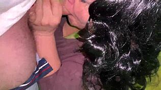 Moden milf snyder i soveværelset og sutter fremmeds pik bag mandens ryg