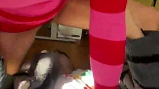 Szybki mokry lodzik pod choinką z biuściastą milf i wielkim kutasem