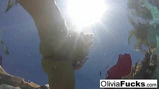 Olivia nauttii kesäisen uima-altaan hauskuudesta ystävien kanssa 😎