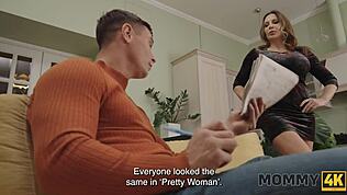 Mommy4k пусни се по течението, докато пума съблазнява на дивана в тройка