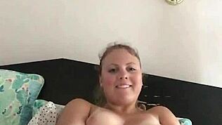 Søt blond amatør kommer hardt med buttplug og dildo i trange hull