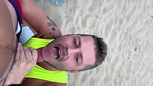 Ehi, Vuoi Vedere un Caldo Pompino Gay sulla Spiaggia?