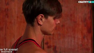 Hej, zobacz tego głupiego twinka dręczonego przez jego pana