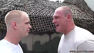 Pria Muda Eksplor Seks Gay Telanjang di Glory Hole