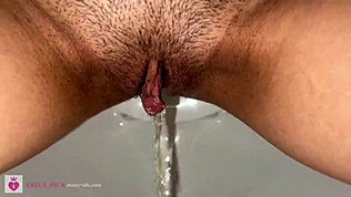 Ух, с Рождеством и Новым годом, 18-летняя девка в белье устраивает писсинг-шоу от первого лица... ой