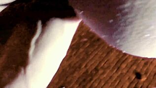 Kongkek orang asing di bak air panas biar pancut dalam memek 😈