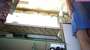 Ali ta seksi blondinka pastorka pokaže pod suknjo na delu?