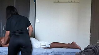 בחורה הודית ממניפור מקבלת עיסוי ארוטי בספא עם נגיעות איטיות