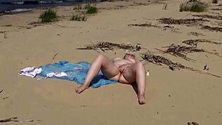 嘿，你能信这妈妈在沙滩上被干遍所有洞？