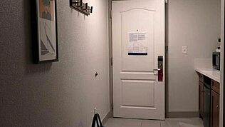 התבלבלתי במלון, נגמר בזיון לילה רטוב חצות.