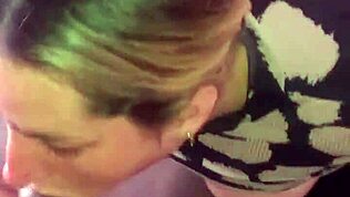 בלונדינית זרוקה מקבלת זרע בפה אחרי מציצה אינטנסיבית