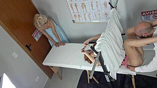 Frate, vezi cum mama vitregă își duce fiica vitregă la un control ginecologic pervers