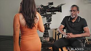 Pozri Gal Ritchie jazdiť na tom obrovskom koku v jej prvom Blacked scéne!