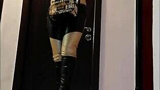 Diosa en látex domina con femdom a sumisos en hentai anime intenso