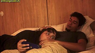 Sono così stanca, fratellastro, fammi riposare sulle tue gambe ma per favore non mettermi il cazzo in bocca, ok?