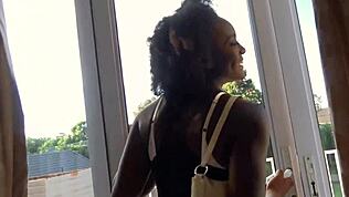 Latina avec chatte rose se fait doigter