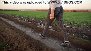 Uctievaj môj milf zadok v tesných leopardích legínach, kým chodím