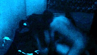 בחורה מתחננת כשהזין חודר עמוק לכוס הצרה שלה