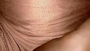 Fată petite africană își arată tite mici 18+ și pizdă 😘