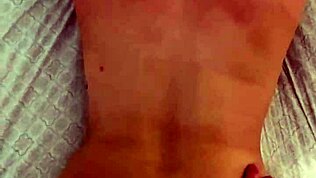 Prostituată de rahat suge și călărește pentru încărcătură creampie