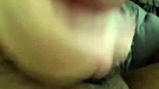 ميلف فلبينية خادمة مثيرة تعطي مص ساخن مع حمولة في الفم