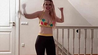 Wow, sprawdź tę ogromną boginię tancerki brzucha, rusza się magicznie! 💃