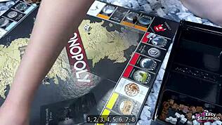 Станах секс роб на доведената си сестра, докато играем Монополи, част първа