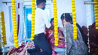 ¡Ey, gangbang suhagarat con esposa india y cuatro maridos fue salvaje!