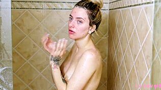 Горяща блондинка току-що взе горещ душ преди кастинг фотосесията. Уау, тя е зашеметяваща във всяко отношение!