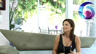 لماذا هذه الأم البنية تركب بقوة في الملابس الداخلية على السرير؟