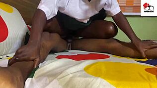 Hej, tá 18-ročná študentka v uniforme navštívila svojho priateľa počas hodiny s chlpatou pičou na ohnutý análny sex.