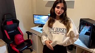 ओये, दोस्त की सौतेली माँ, क्यों मुझे चुदाई के लिए मनाती हो? मैं तो सिर्फ सिनेमा देखना चाहती थी!