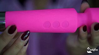 Экзотикфокс распаковывает драконьи дилдо для соло азиатской мастурбации