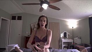 Врућа мама друга треба паре, па је спремна за ролплеј - Алора Јаymes 😈