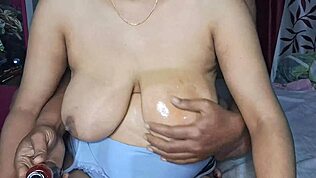 Hvad gør varm indisk Desi Bhabhi's store patter olie massage så fristende?