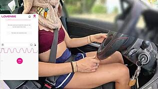 Φίλος με γυρίζει να οδηγώ ενώ fan ελέγχει απομακρυσμένα το Lovense vibrator, χτίζοντας σε έντονο οργασμό